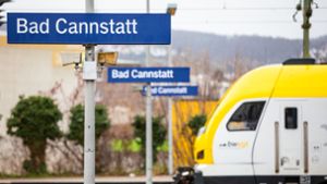 Stuttgart-Bad Cannstatt: 26-Jährige randalieren am Bahnsteig und attackieren Polizisten